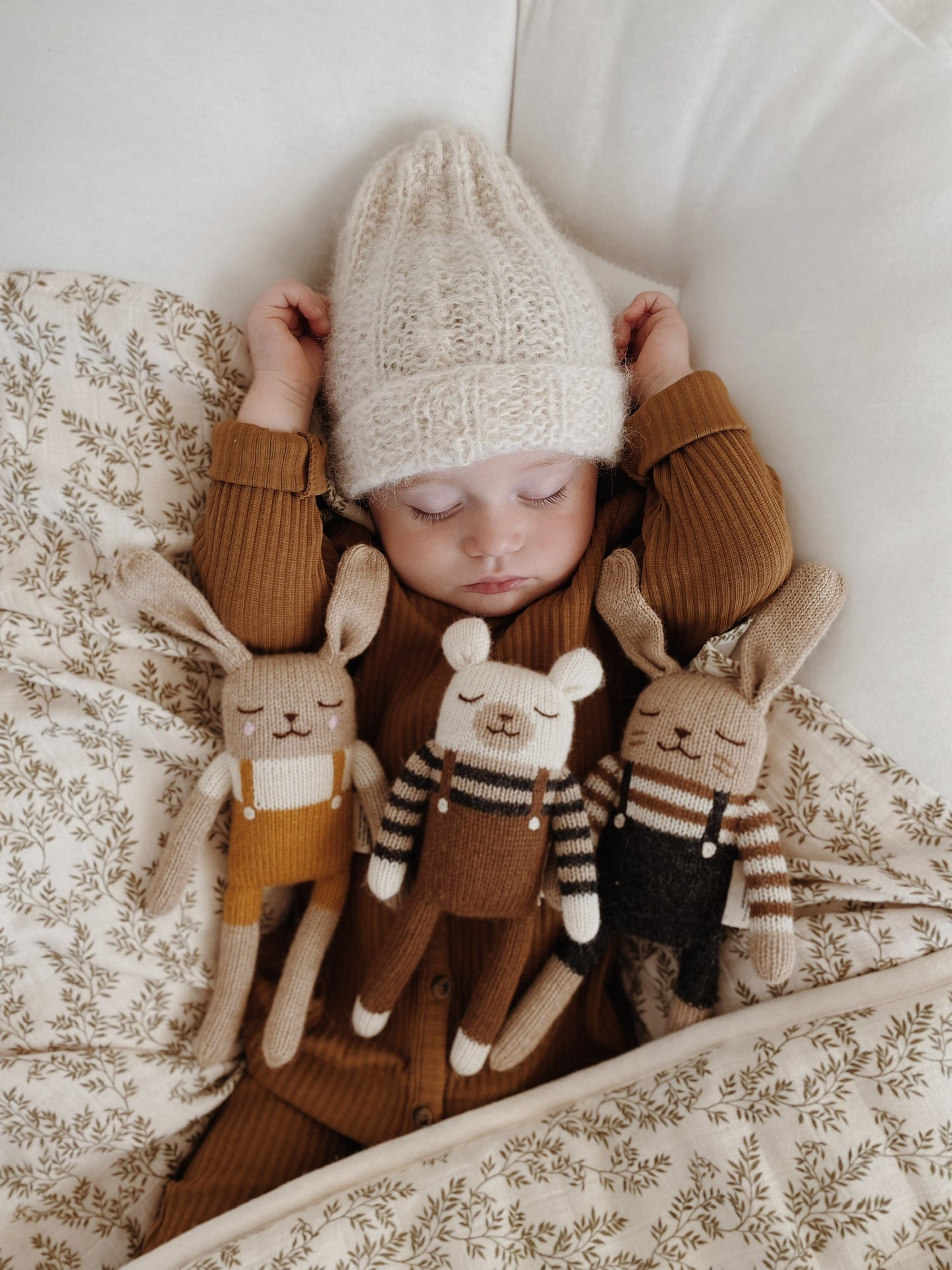 Peluche en alpaga - Ours polaire en salopette noisette